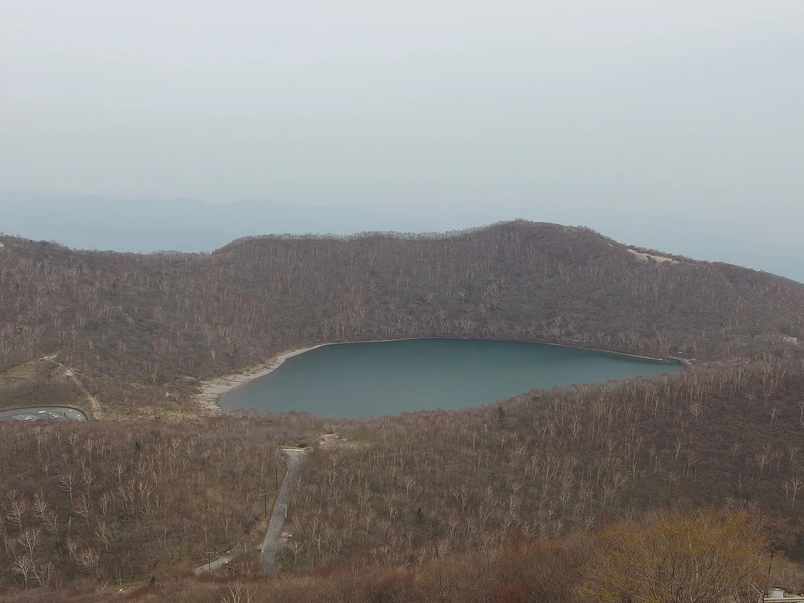 地蔵岳の山頂付近から見下ろした小沼と、葉の落ちた木々に覆われた外輪山