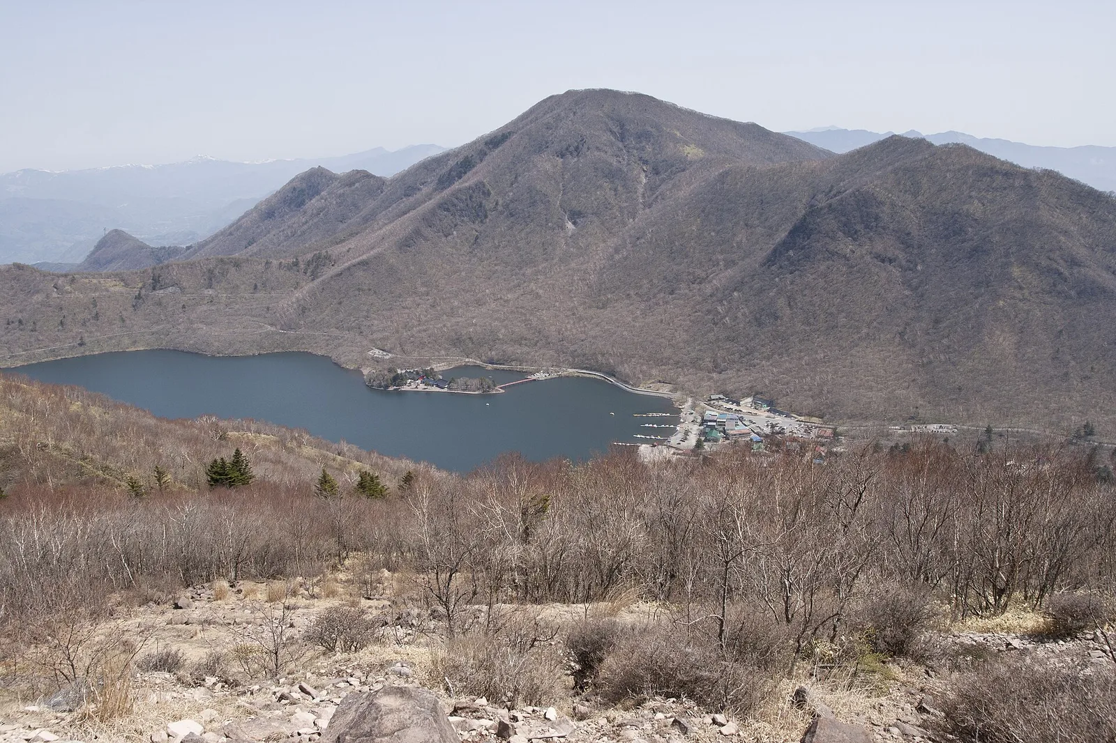 葉を落とした林の向こうに大沼と黒檜山が見える赤城山の風景