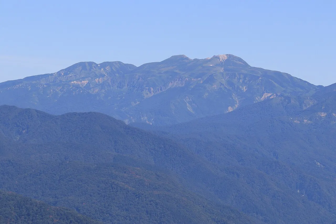 荒島岳から見た白山