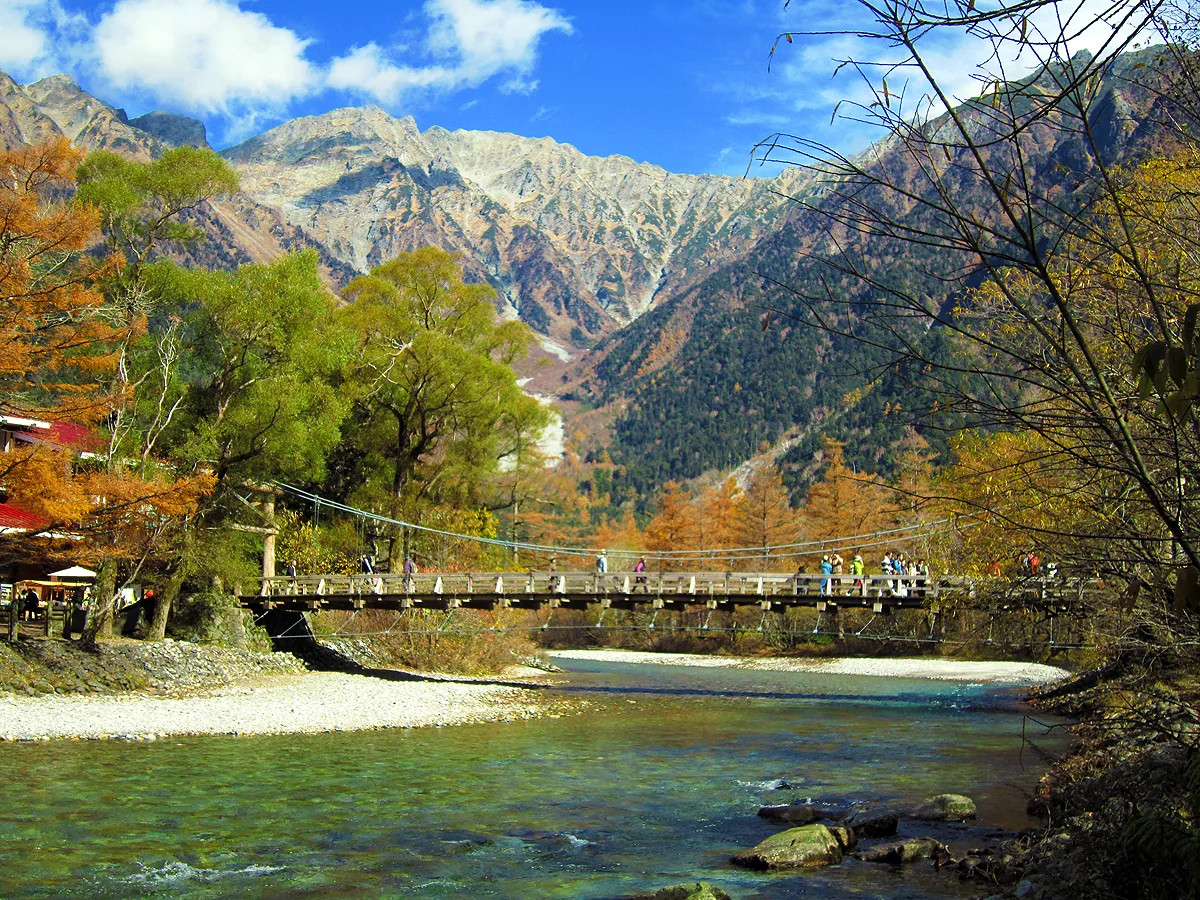 秋の上高地、梓川沿いの樹林と山並み