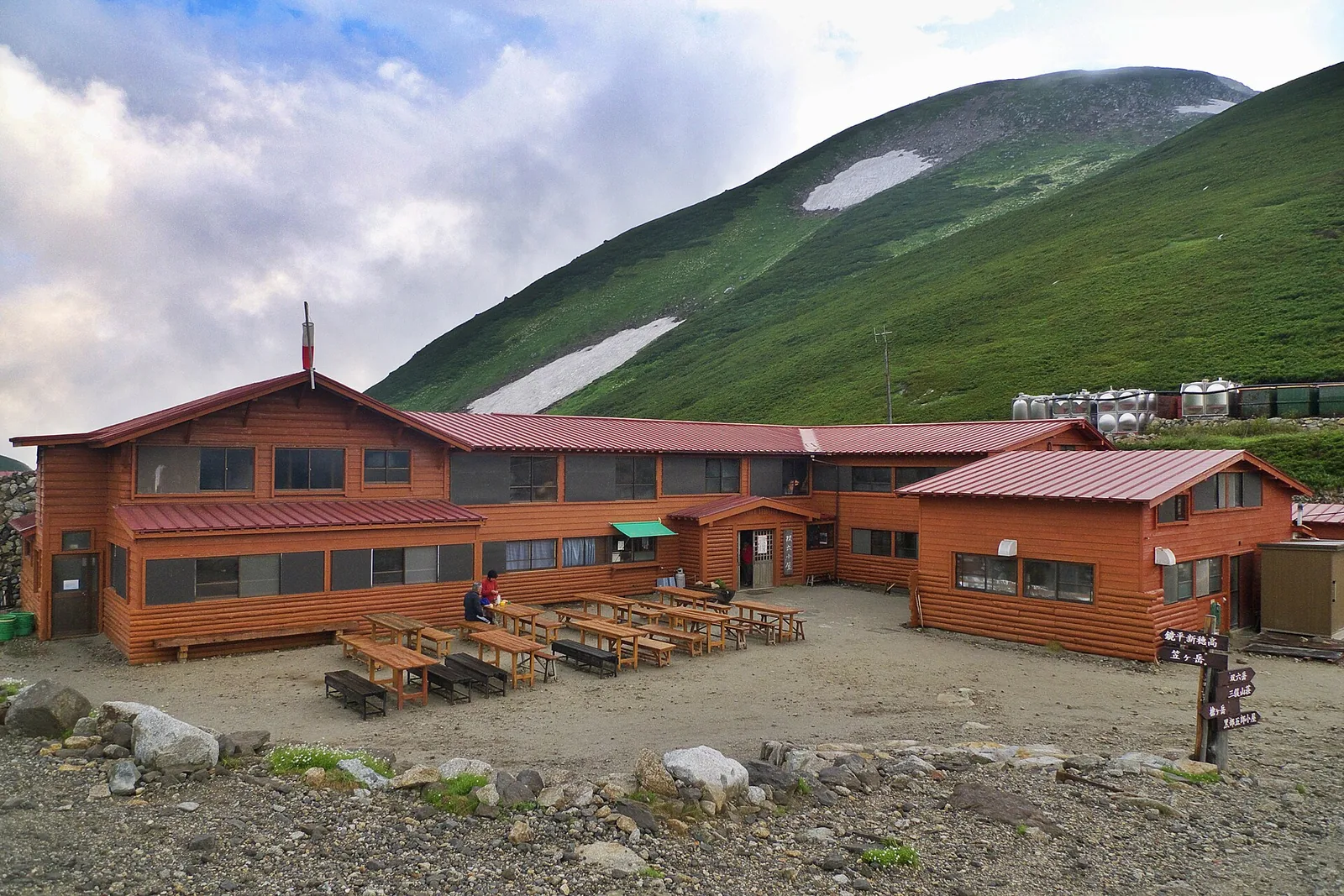 高山帯に建つ山小屋と周囲の稜線