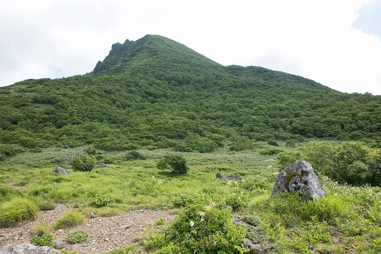 夏天的磐梯山，绿色山坡和蓝天