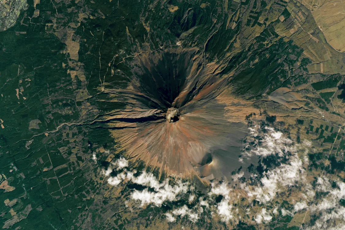 上空から見た富士山の衛星画像。山頂付近に雪はほとんど見られない