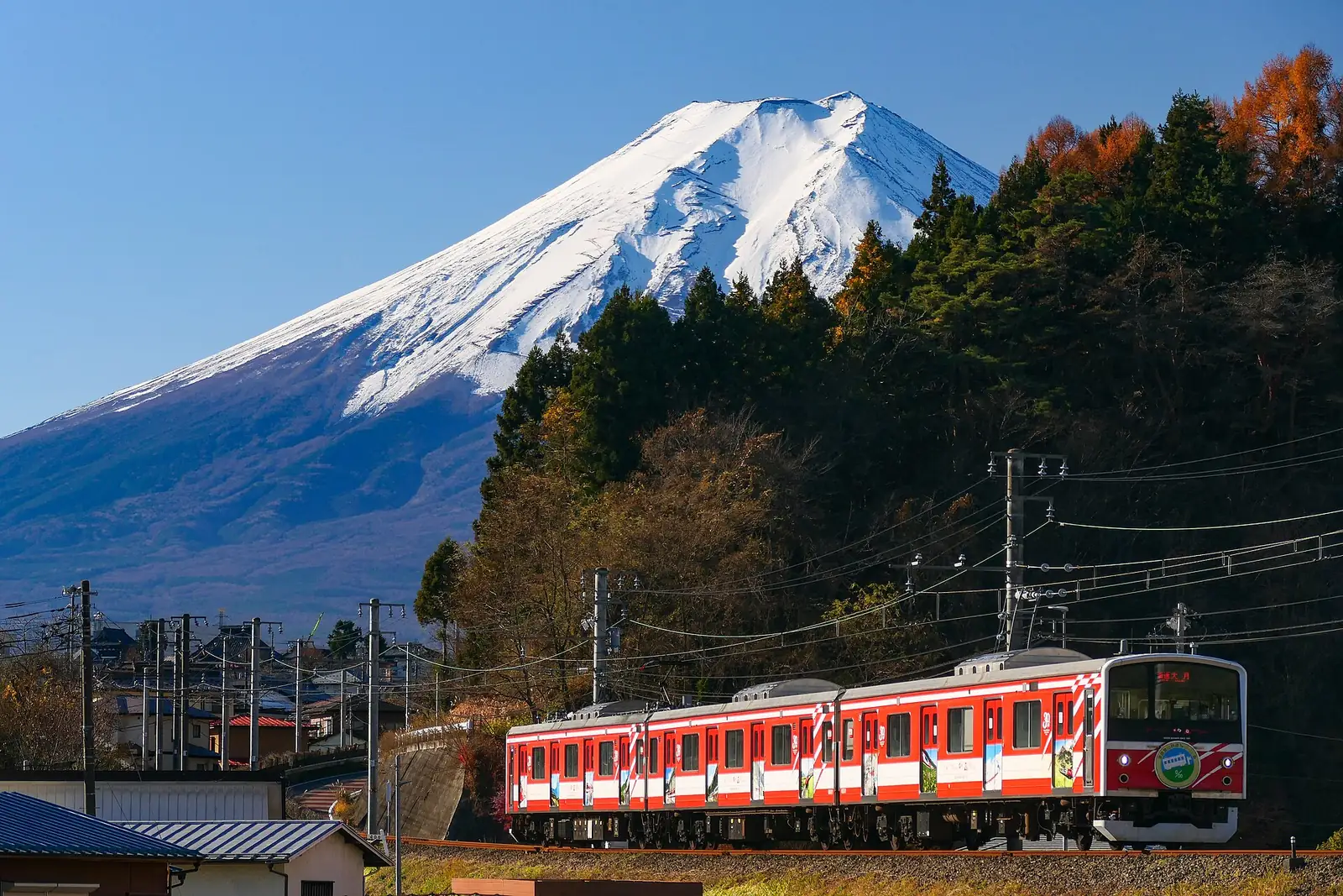 2024年12月积雪的富士山和富士急行线的电车，山顶一带覆盖白雪