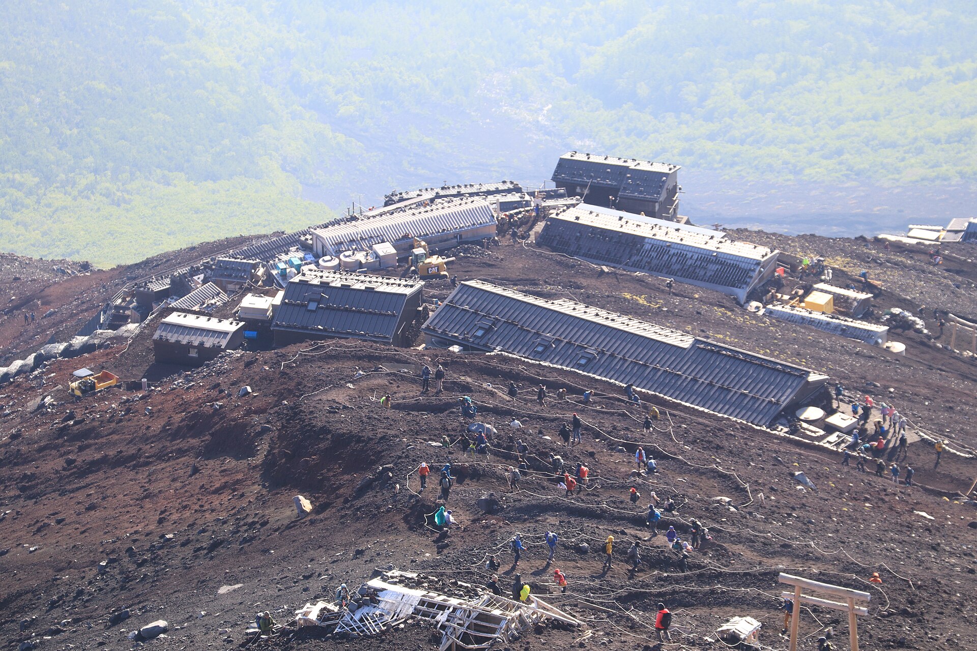 富士山吉田ルート上部の登山者と山小屋の様子