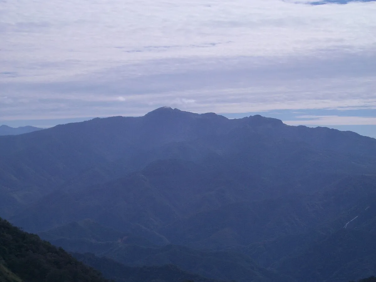 谷川岳方面から見た、なだらかな山頂部を持つ武尊山