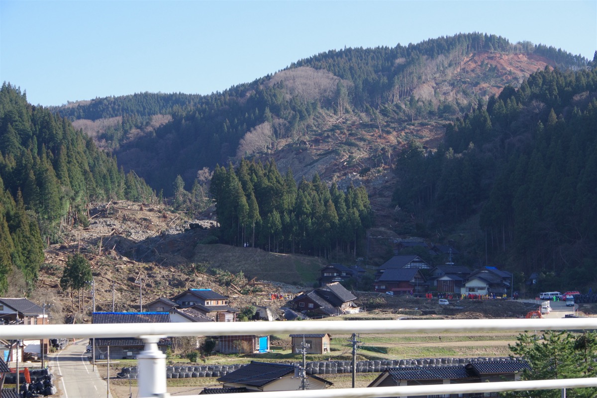 登山中に地震が起きたらどうする？場所別の対処法と事前準備を解説