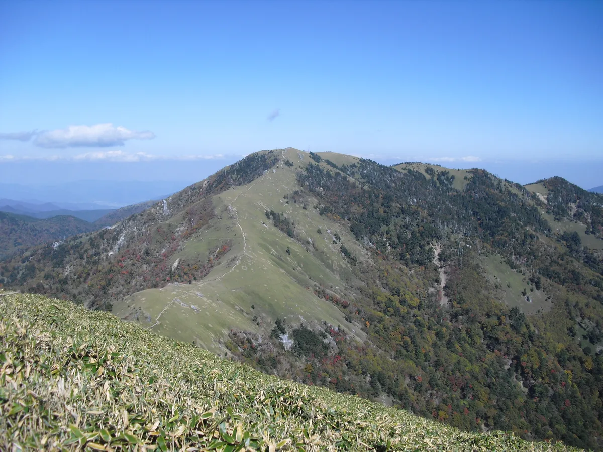 ササ原の尾根の先に続く剣山の山頂部