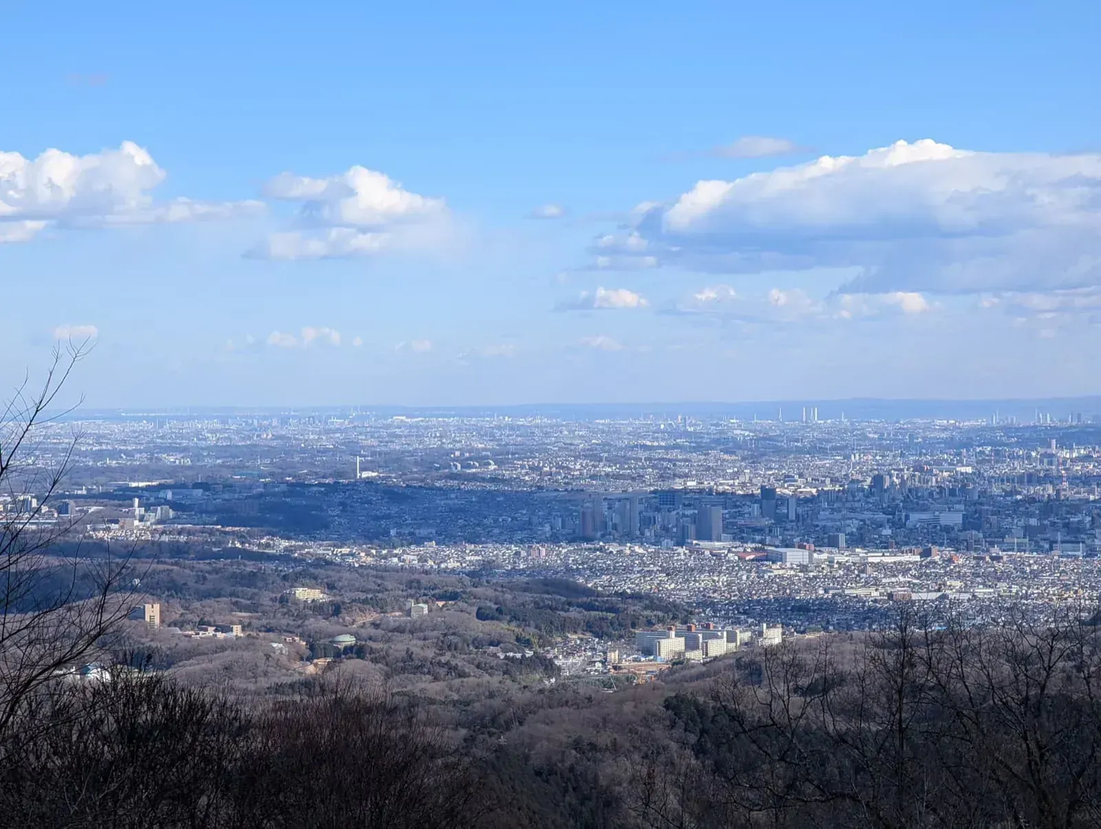 見晴らしのある低山ハイクの景色。日帰り登山でも位置共有や現在地確認が大切なことをイメージしやすい写真