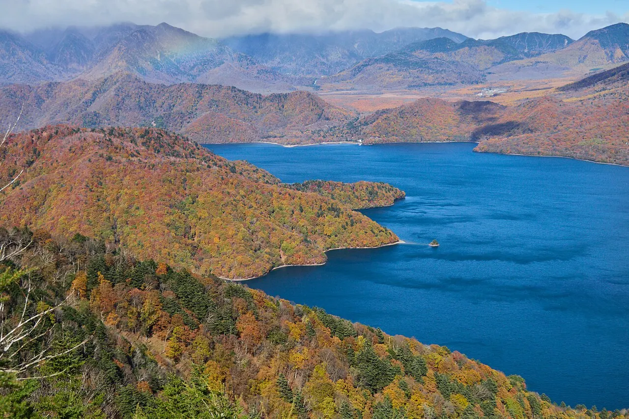 半月山から見た紅葉の中禅寺湖
