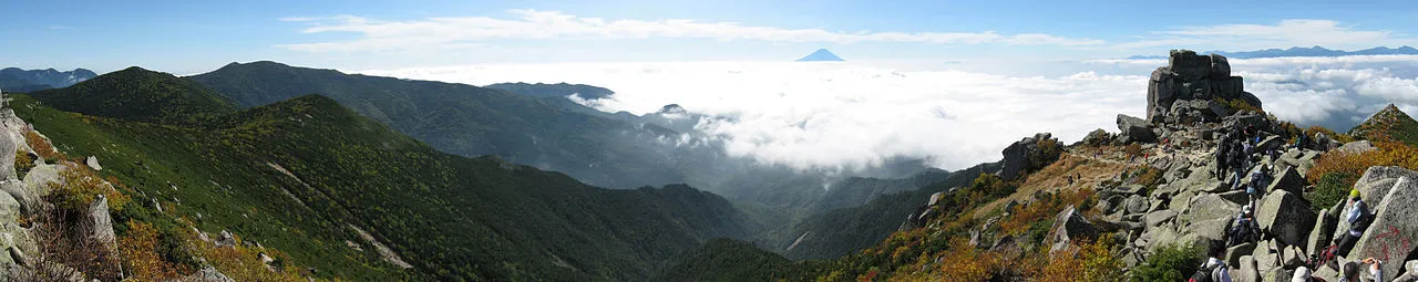 金峰山の岩峰と、雲海の向こうに見える山並み