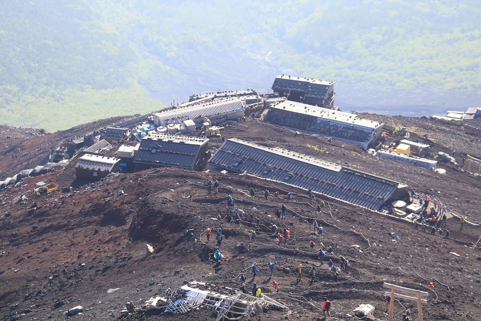 富士山吉田路線上的登山者與山屋