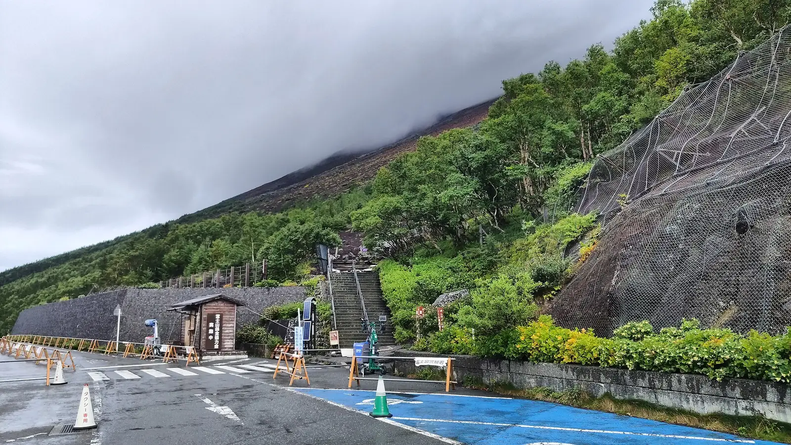 富士宮路線五合目的登山起點，山坡上的建築與步道