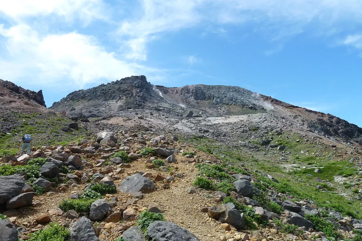 The rocky slope leading up toward the summit of Chausudake above Minenochaya