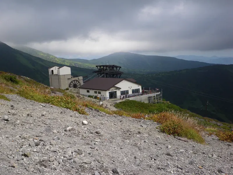 那须缆车位于那须岳山坡上的山顶站