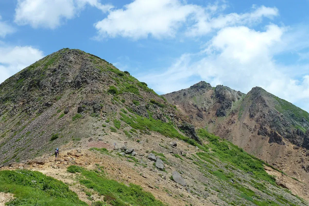 峰の茶屋から見た剣ヶ峰と朝日岳。左に剣ヶ峰、右奥に岩の目立つ朝日岳