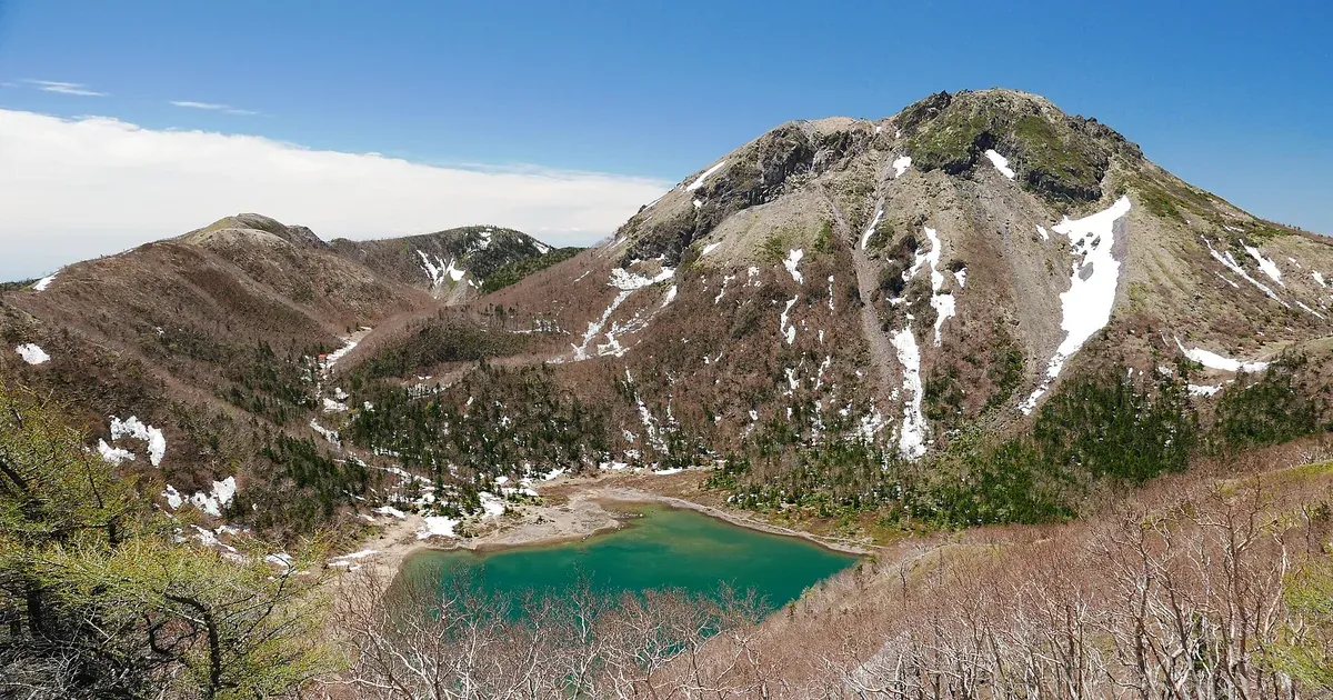 五色沼の向こうにそびえる日光白根山