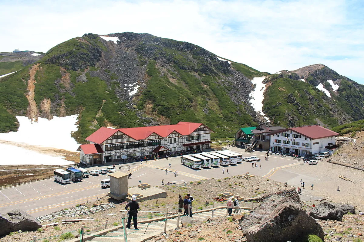 乗鞍山頂・畳平のバスターミナルと周囲の山々