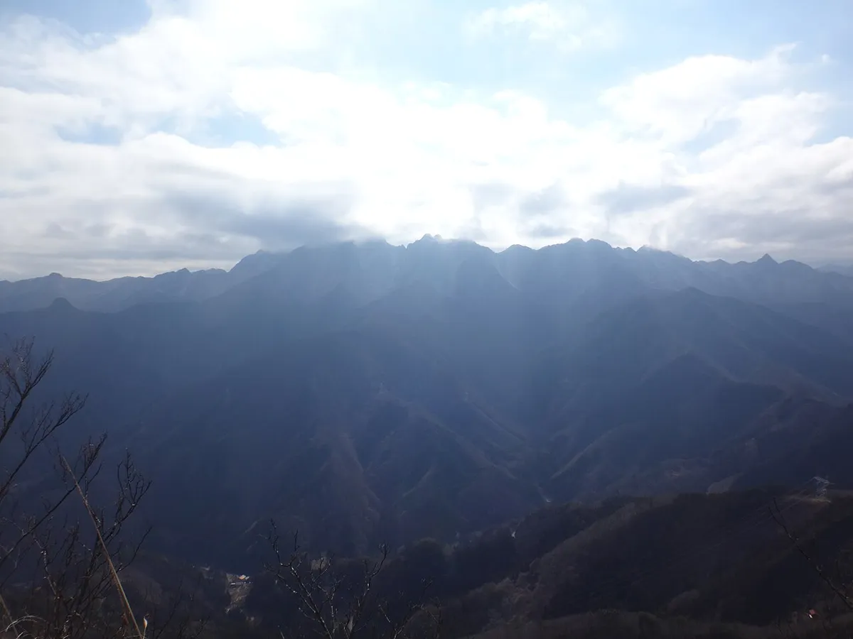 西岳から望む両神山の山並み