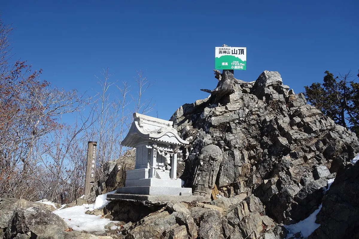 両神山の山頂付近の祠と岩場、青空