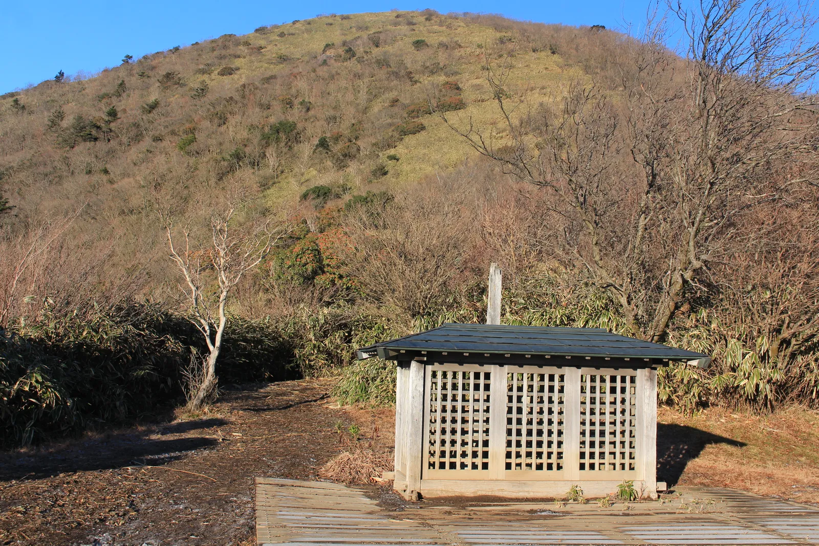 竜ヶ岳の登山道にある石仏の祠