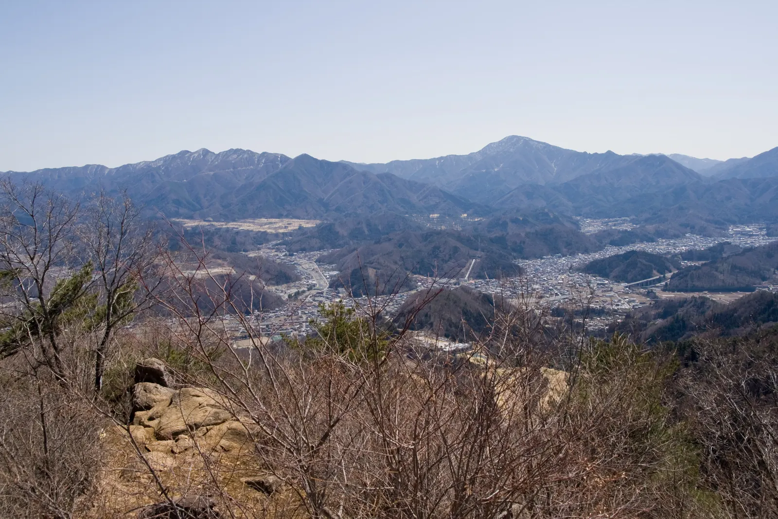 高川山の山頂から南東に見た道志の山々