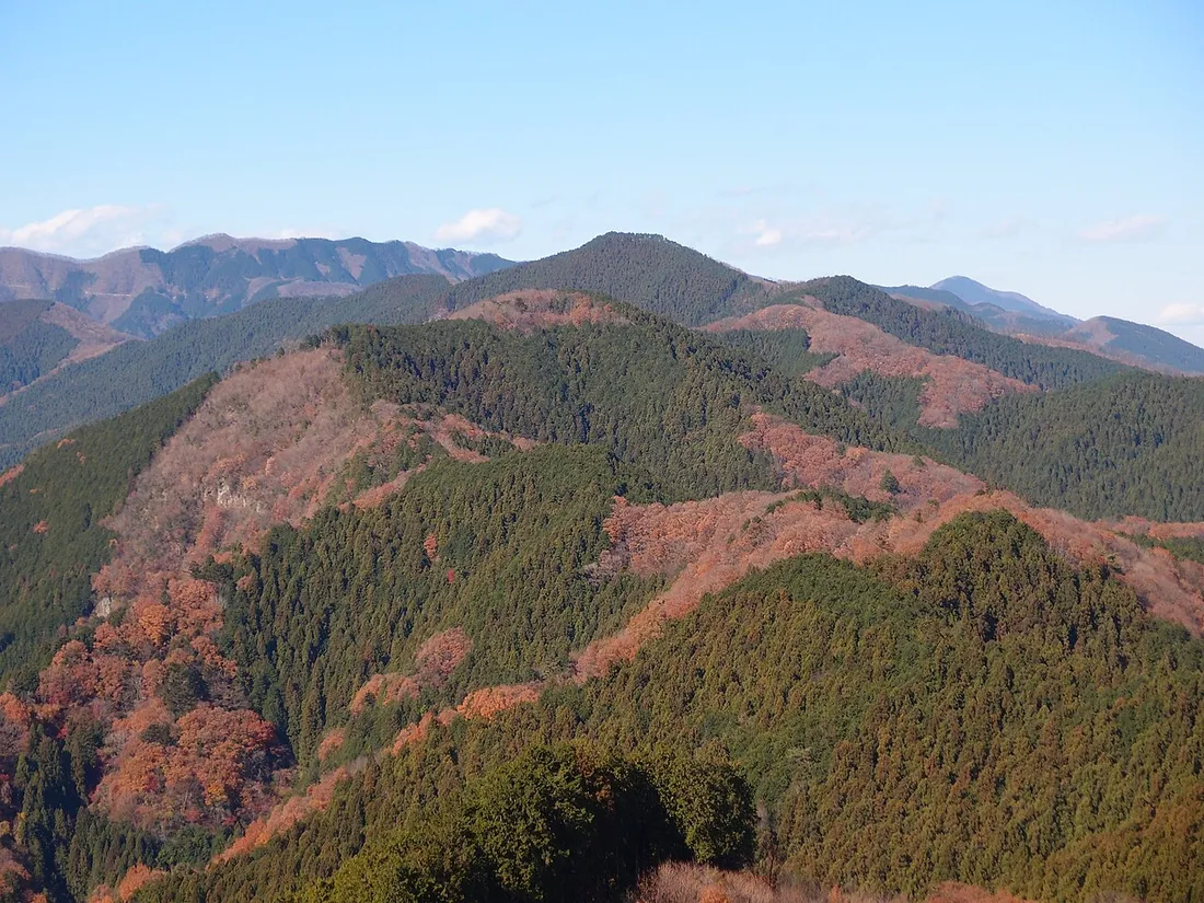 山頂から見渡す秋の山並み