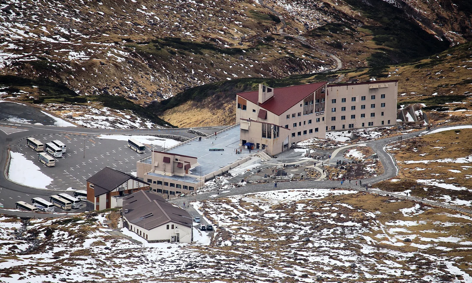 11月中旬的室堂巴士总站与立山酒店，周围地面已有薄雪