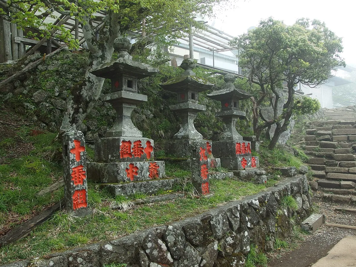 霧に包まれた大山山頂の石灯籠と石段