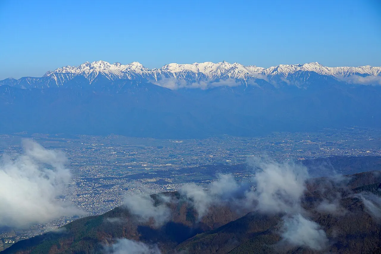 美ヶ原から見た北アルプスの雪をかぶった山並み